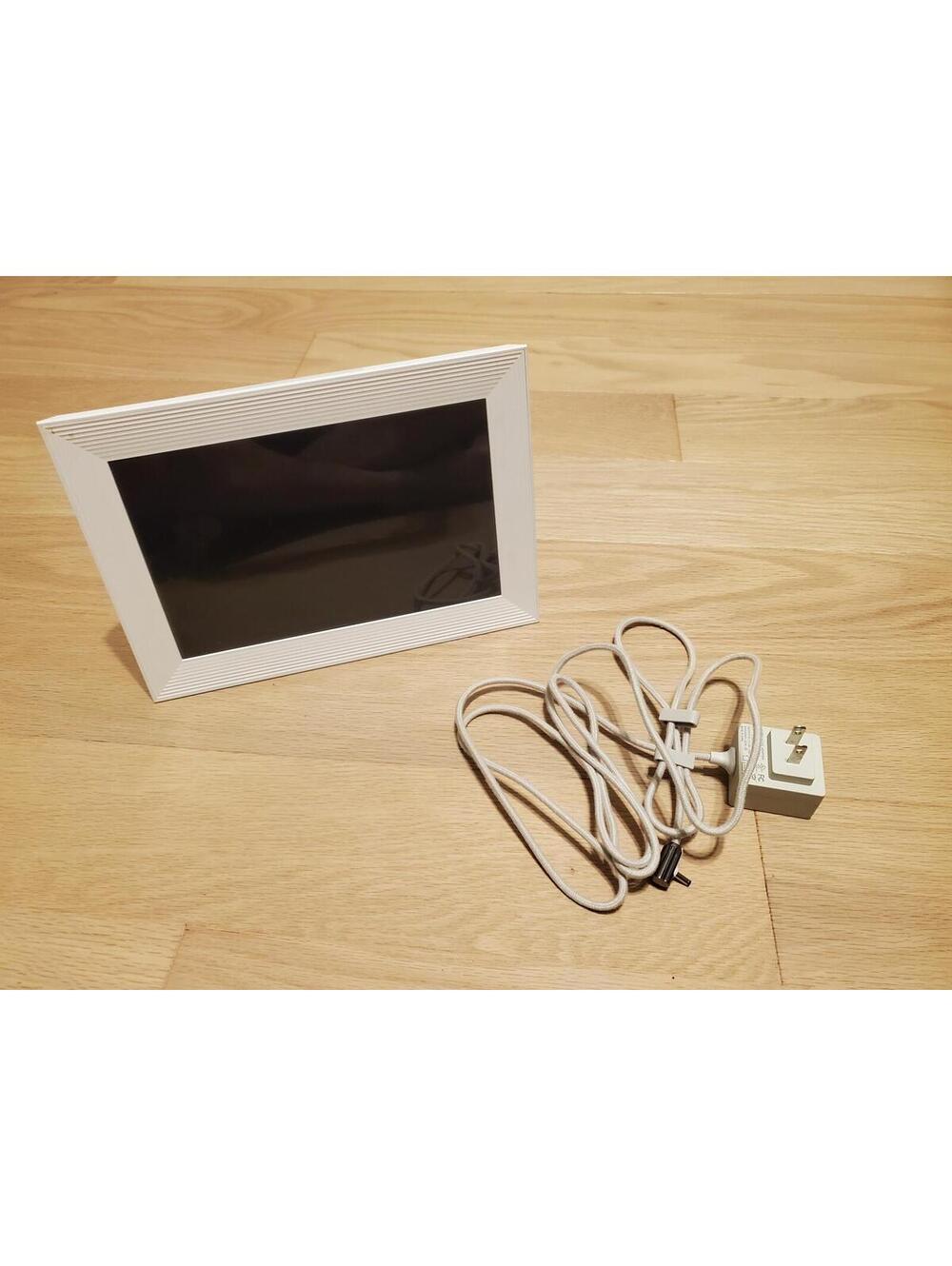 Aura White Digital Photo Frame Model AF6000 with Power Cord